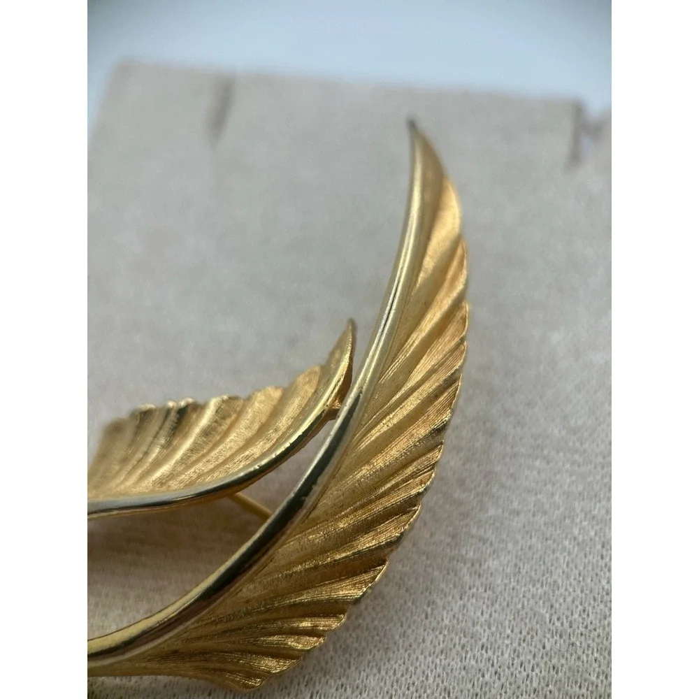 Vintage Brooch Gold Tone Leaf Elegant Curved Mid-Century Pin‎ Feather